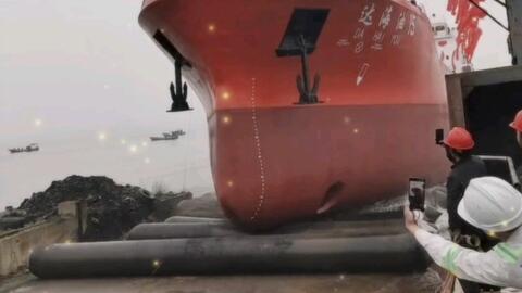 賀大津重工8000DWT散貨船氣囊上排下水吉水接水順利